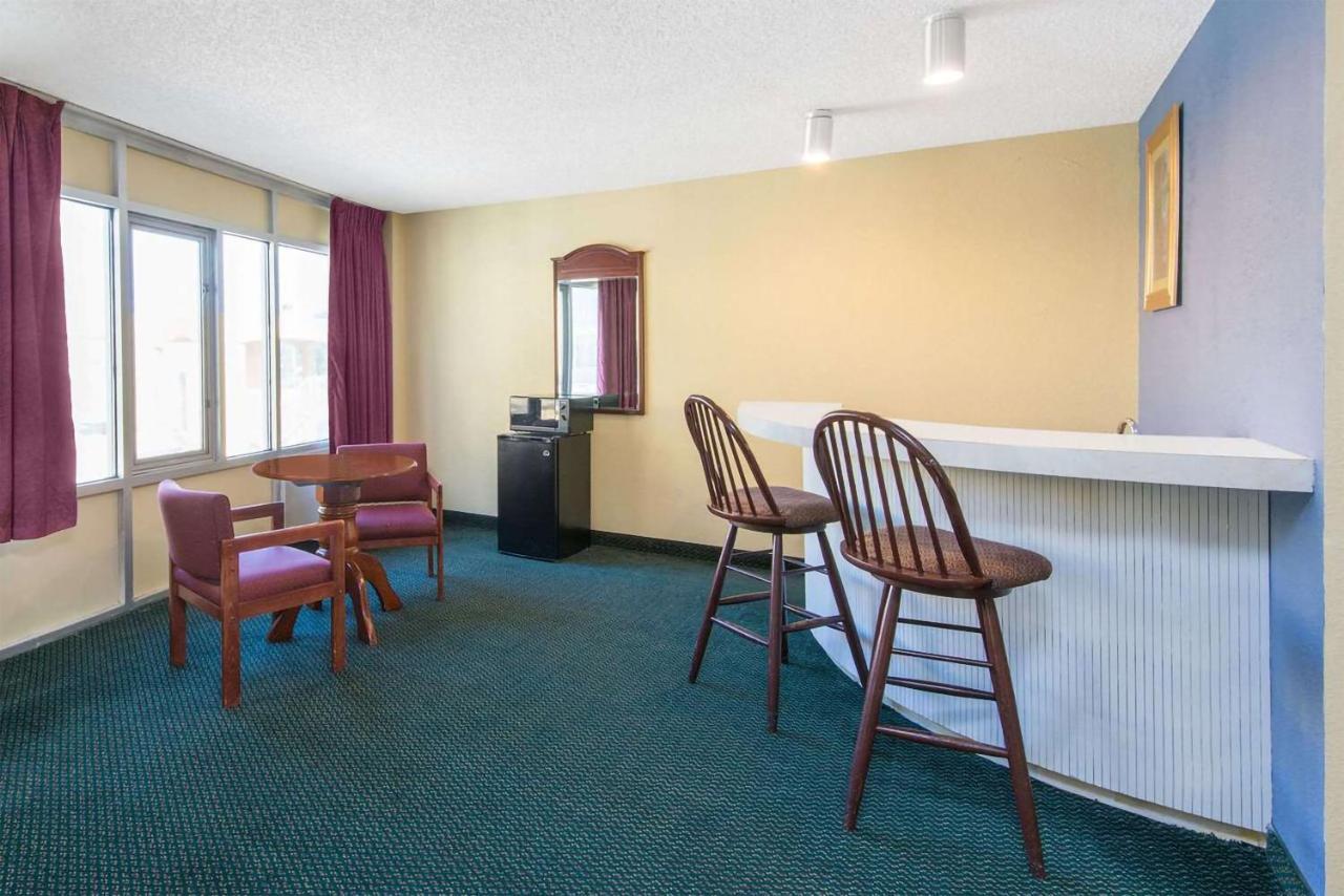 Blue Way Inn & Suites Wichita East エクステリア 写真